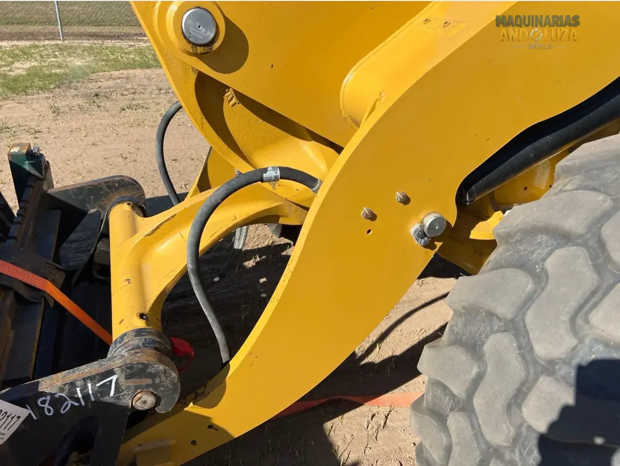 Pala gommata compatta Caterpillar 908M del 2022 con motore Cat C3.3B ad alta coppia, sterzo articolato e joystick multifunzione per la movimentazione di materiali e l'edilizia di precisione.