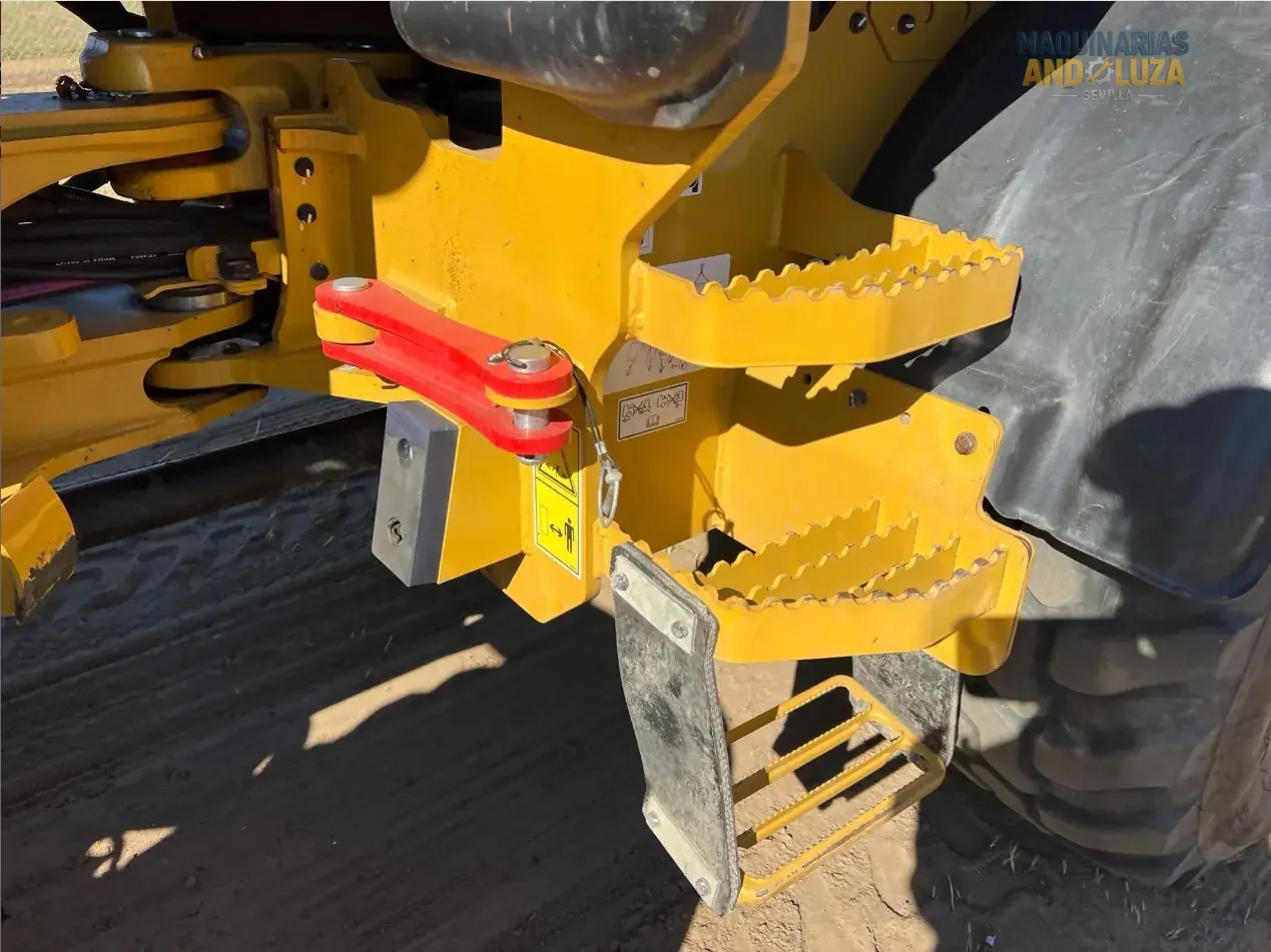 Pala gommata compatta Caterpillar 908M del 2022 con motore Cat C3.3B ad alta coppia, sterzo articolato e joystick multifunzione per la movimentazione di materiali e l'edilizia di precisione.