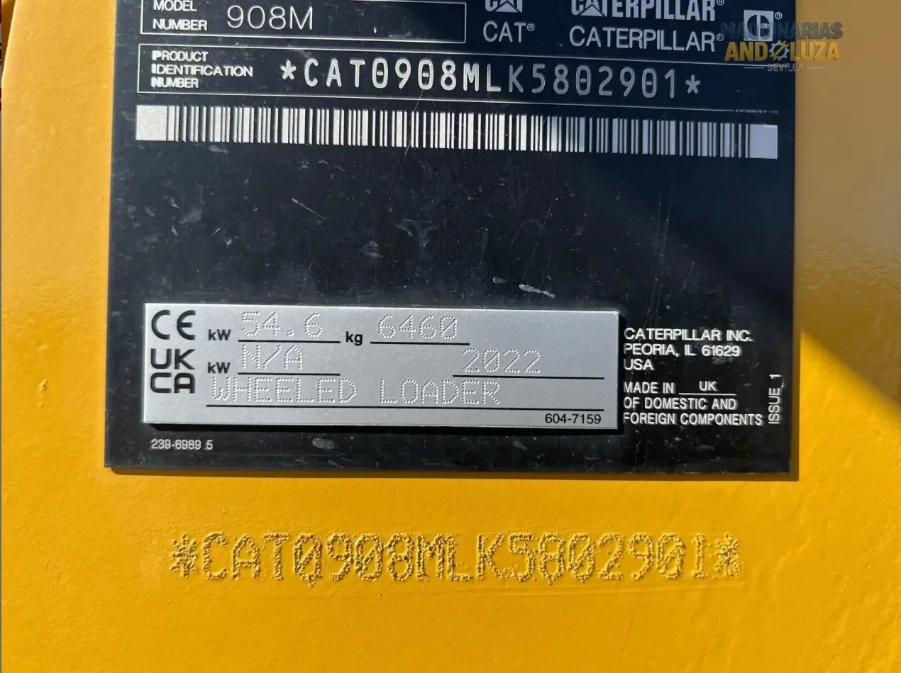 Pala gommata compatta Caterpillar 908M del 2022 con motore Cat C3.3B ad alta coppia, sterzo articolato e joystick multifunzione per la movimentazione di materiali e l'edilizia di precisione.
