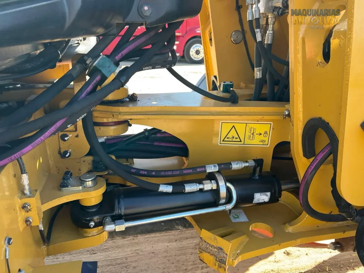 Pala gommata compatta Caterpillar 908M del 2022 con motore Cat C3.3B ad alta coppia, sterzo articolato e joystick multifunzione per la movimentazione di materiali e l'edilizia di precisione.