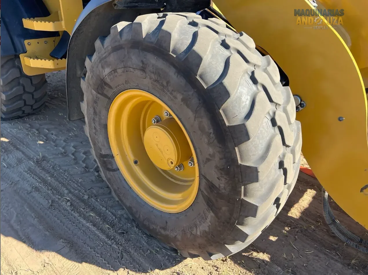 Pala gommata compatta Caterpillar 908M del 2022 con motore Cat C3.3B ad alta coppia, sterzo articolato e joystick multifunzione per la movimentazione di materiali e l'edilizia di precisione.
