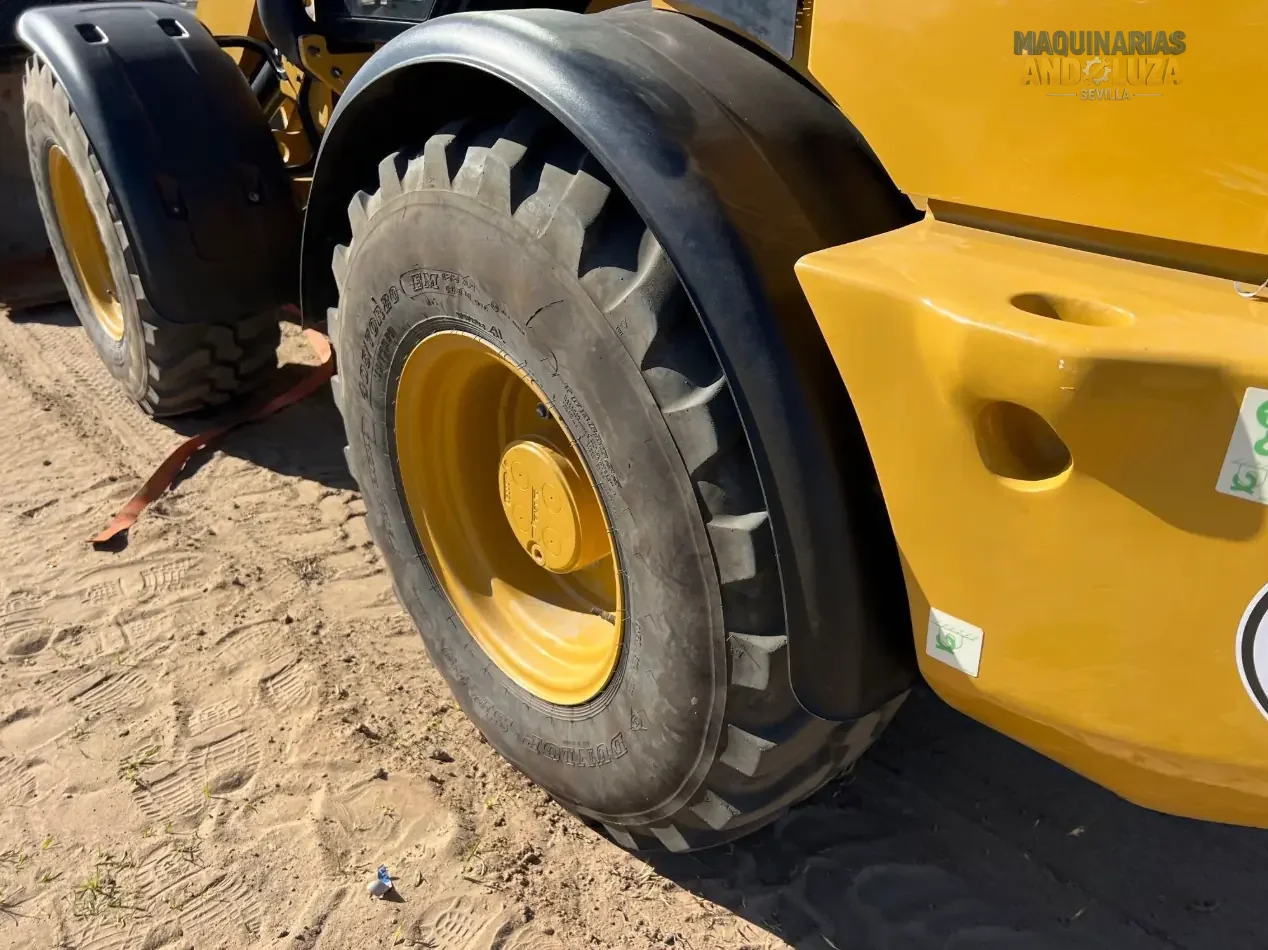 Pala gommata compatta Caterpillar 908M del 2022 con motore Cat C3.3B ad alta coppia, sterzo articolato e joystick multifunzione per la movimentazione di materiali e l'edilizia di precisione.