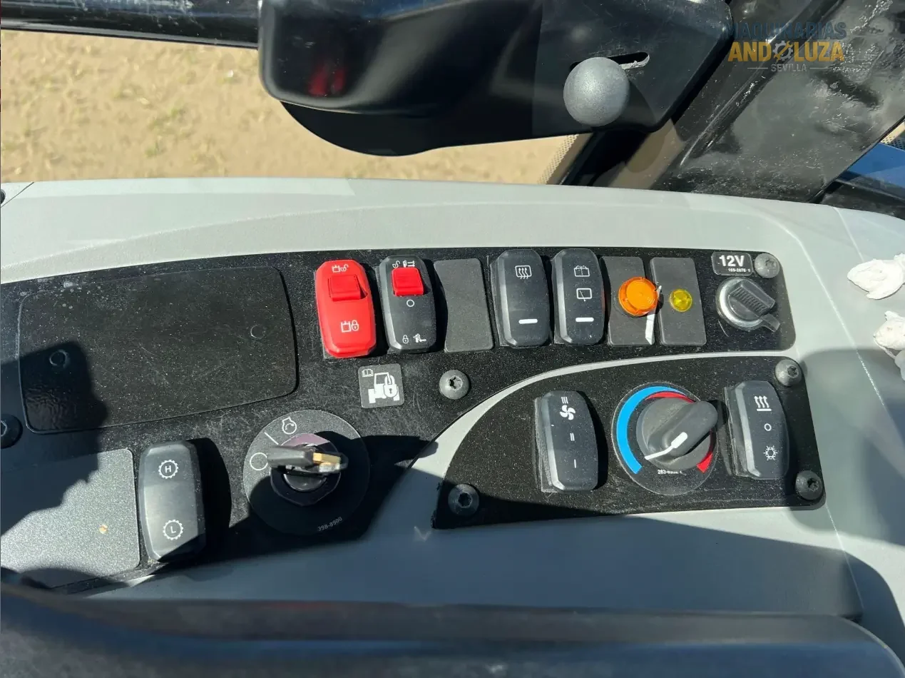 Pala gommata compatta Caterpillar 908M del 2022 con motore Cat C3.3B ad alta coppia, sterzo articolato e joystick multifunzione per la movimentazione di materiali e l'edilizia di precisione.