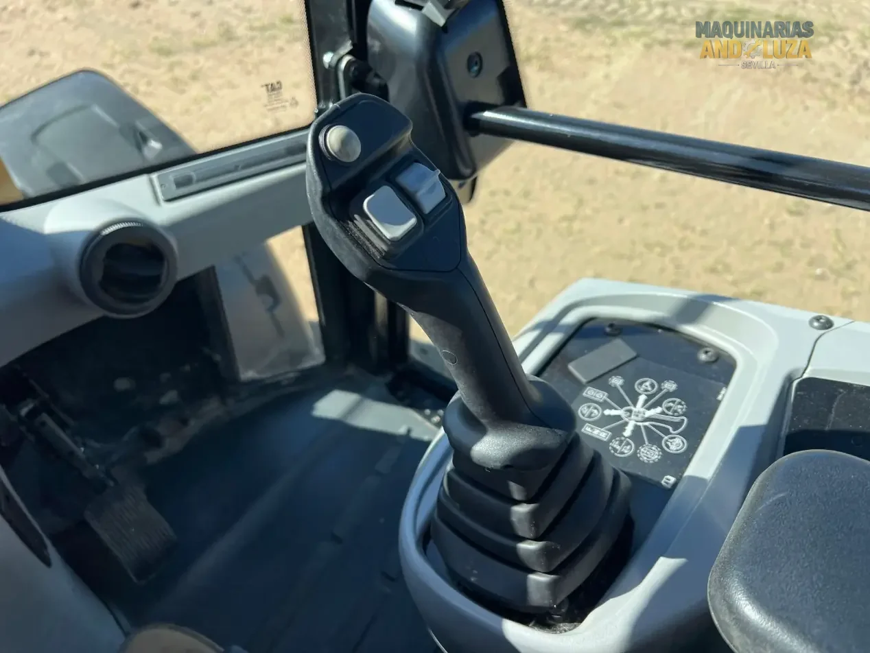 Pala gommata compatta Caterpillar 908M del 2022 con motore Cat C3.3B ad alta coppia, sterzo articolato e joystick multifunzione per la movimentazione di materiali e l'edilizia di precisione.
