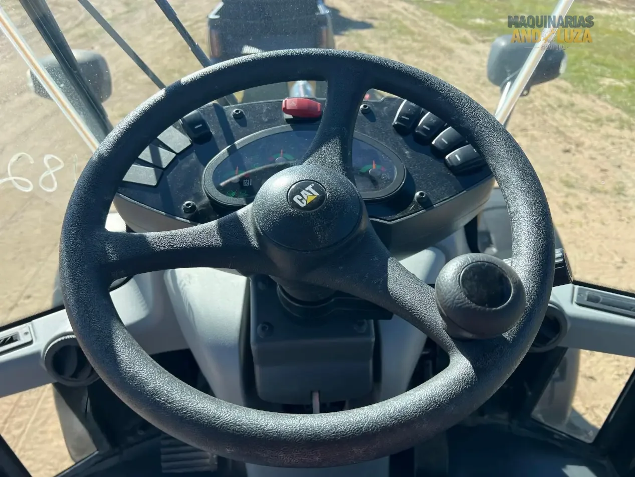 Pala gommata compatta Caterpillar 908M del 2022 con motore Cat C3.3B ad alta coppia, sterzo articolato e joystick multifunzione per la movimentazione di materiali e l'edilizia di precisione.