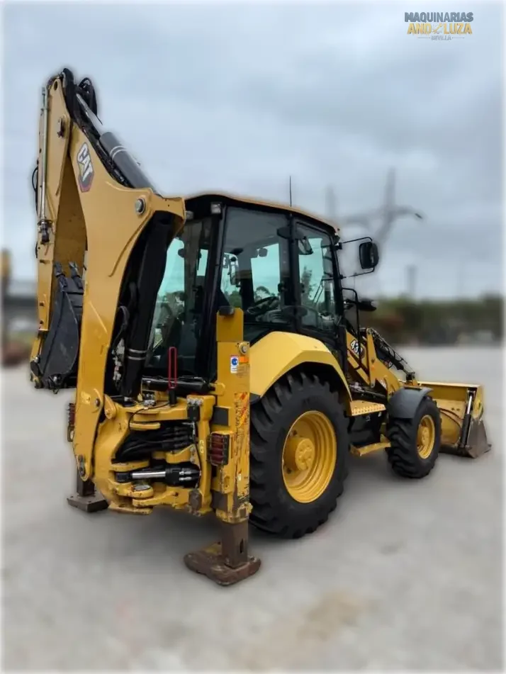 Retroexcavadora Caterpillar 432 del año 2021, 100 hp, excelente estado, versátil y potente.