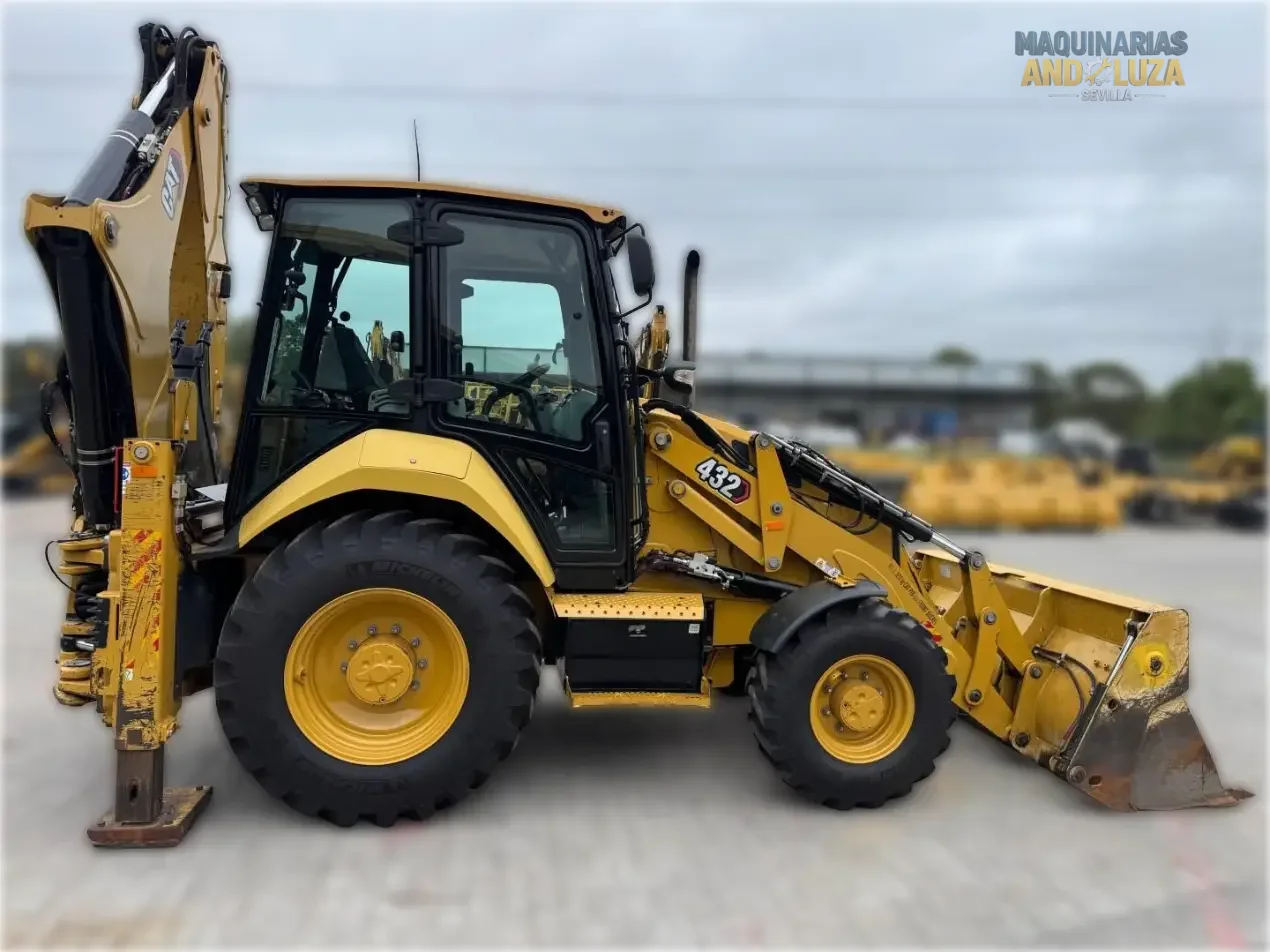 Retroexcavadora Caterpillar 432 del año 2021, 100 hp, excelente estado, versátil y potente.