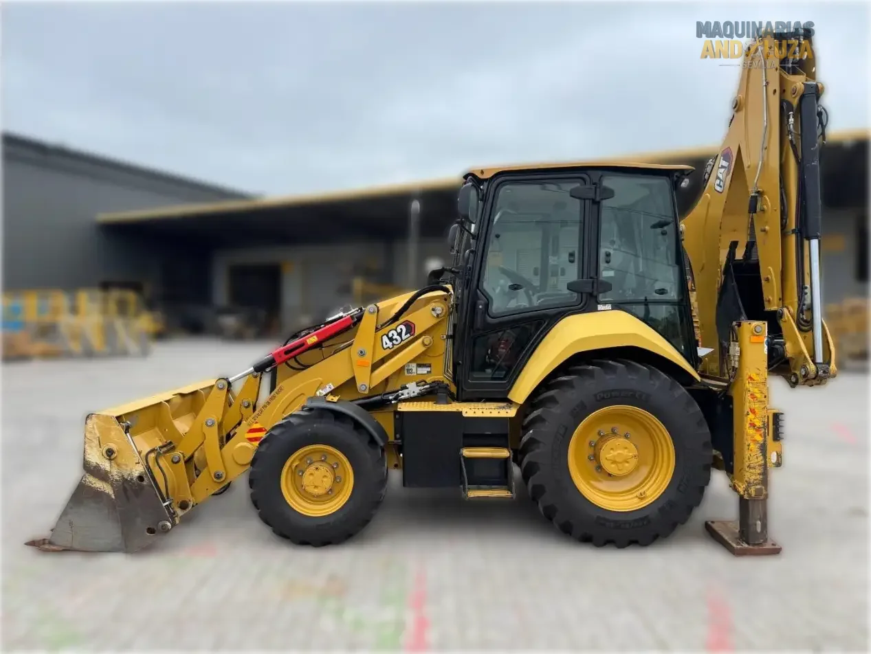 Retroexcavadora Caterpillar 432 del año 2021, 100 hp, excelente estado, versátil y potente.