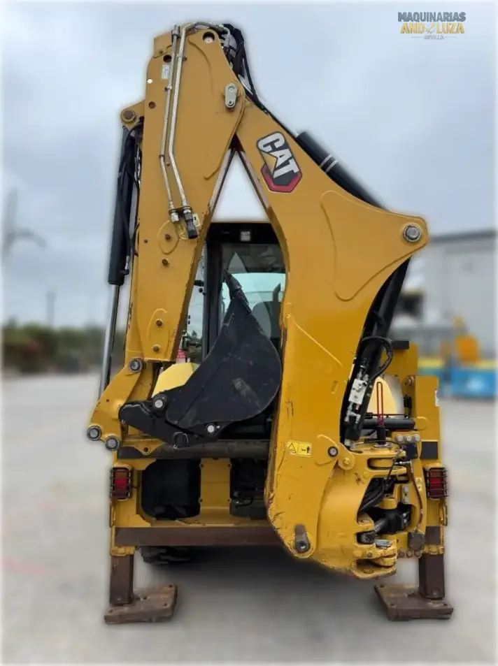 Retroexcavadora Caterpillar 432 del año 2021, 100 hp, excelente estado, versátil y potente.