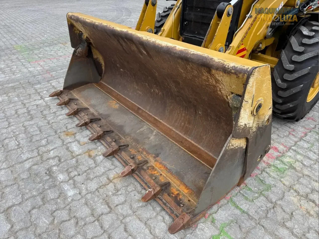 Retroexcavadora Caterpillar 432 del año 2021, 100 hp, excelente estado, versátil y potente.
