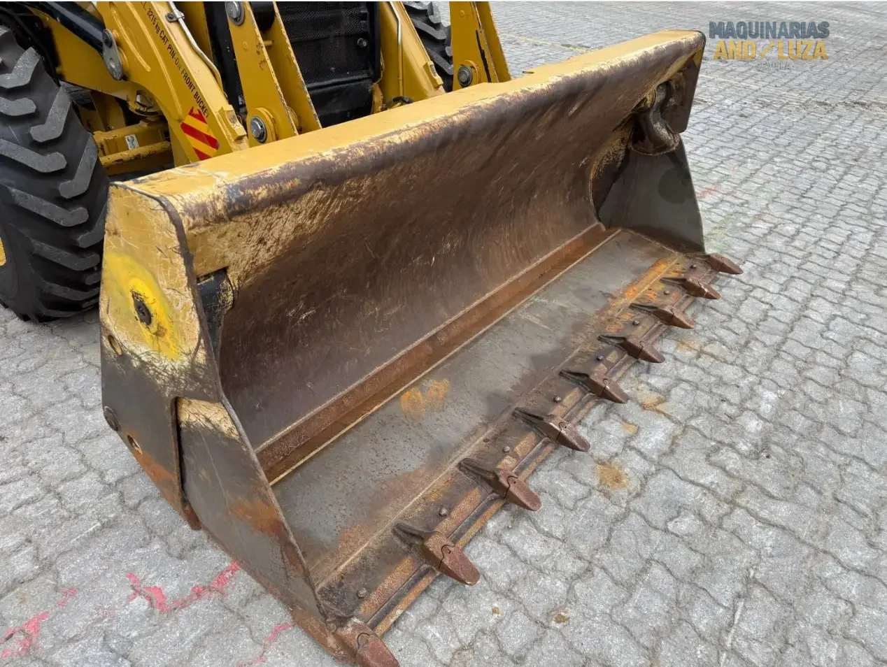 Retroexcavadora Caterpillar 432 del año 2021, 100 hp, excelente estado, versátil y potente.