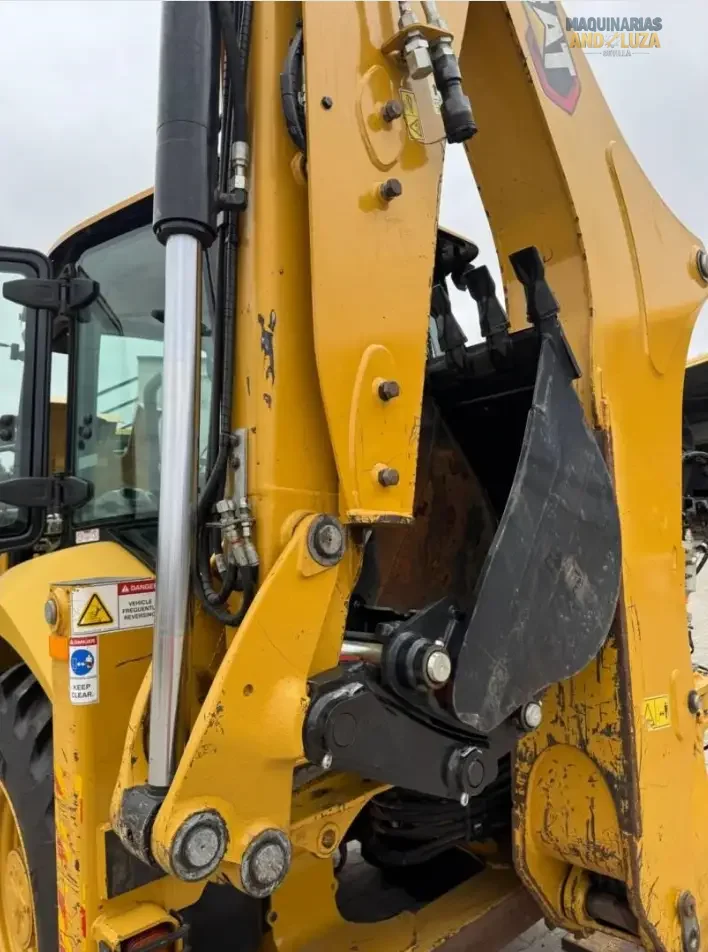 Retroexcavadora Caterpillar 432 del año 2021, 100 hp, excelente estado, versátil y potente.
