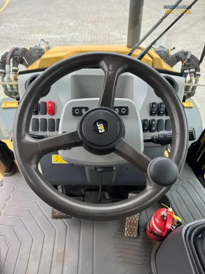 Retroexcavadora Caterpillar 432 del año 2021, 100 hp, excelente estado, versátil y potente.
