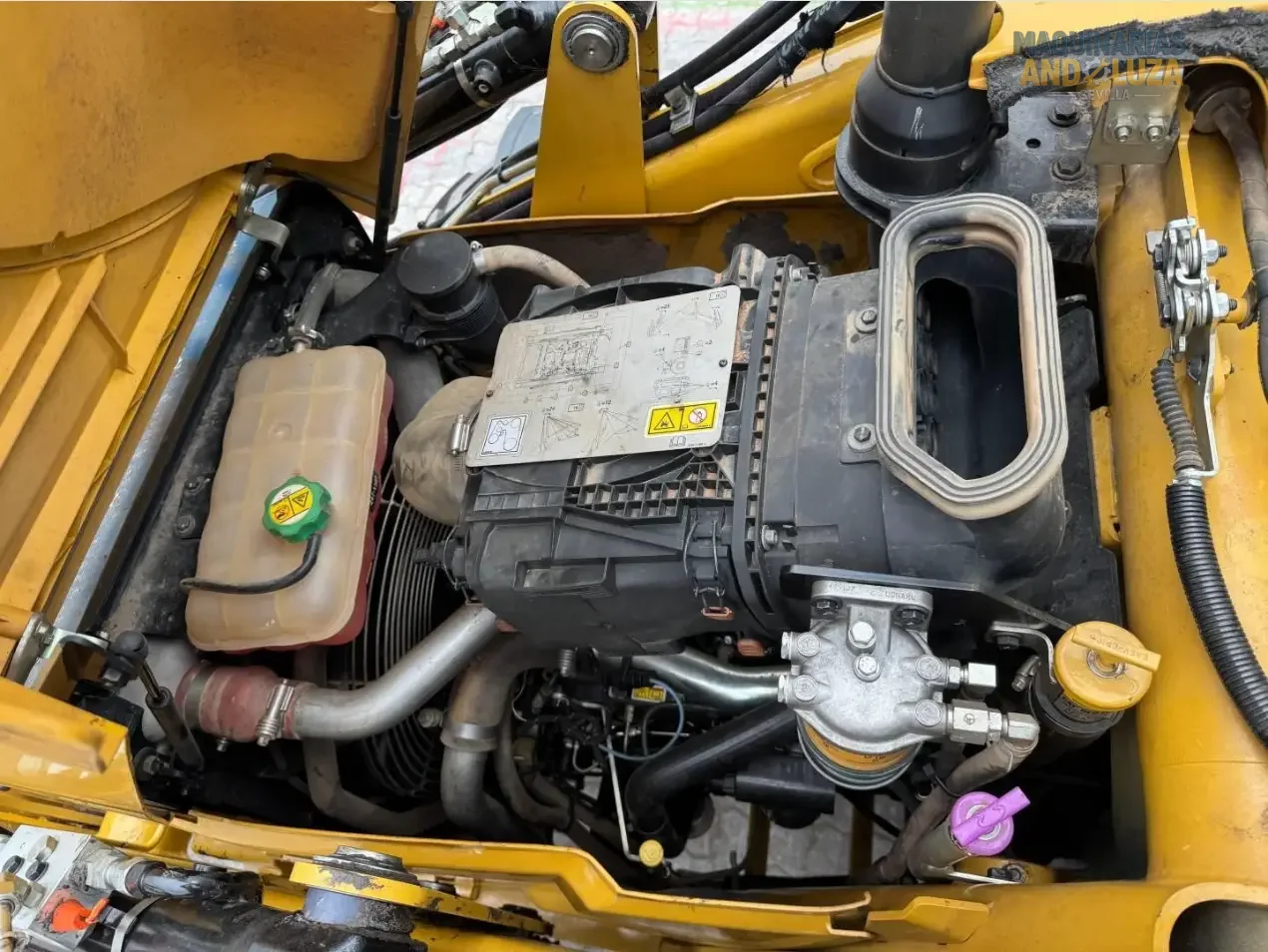 Retroexcavadora Caterpillar 432 del año 2021, 100 hp, excelente estado, versátil y potente.