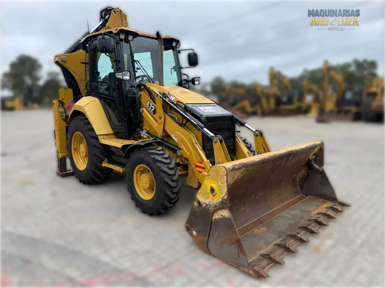 Retroexcavadora Caterpillar 432 del año 2021, 100 hp, excelente estado, versátil y potente.