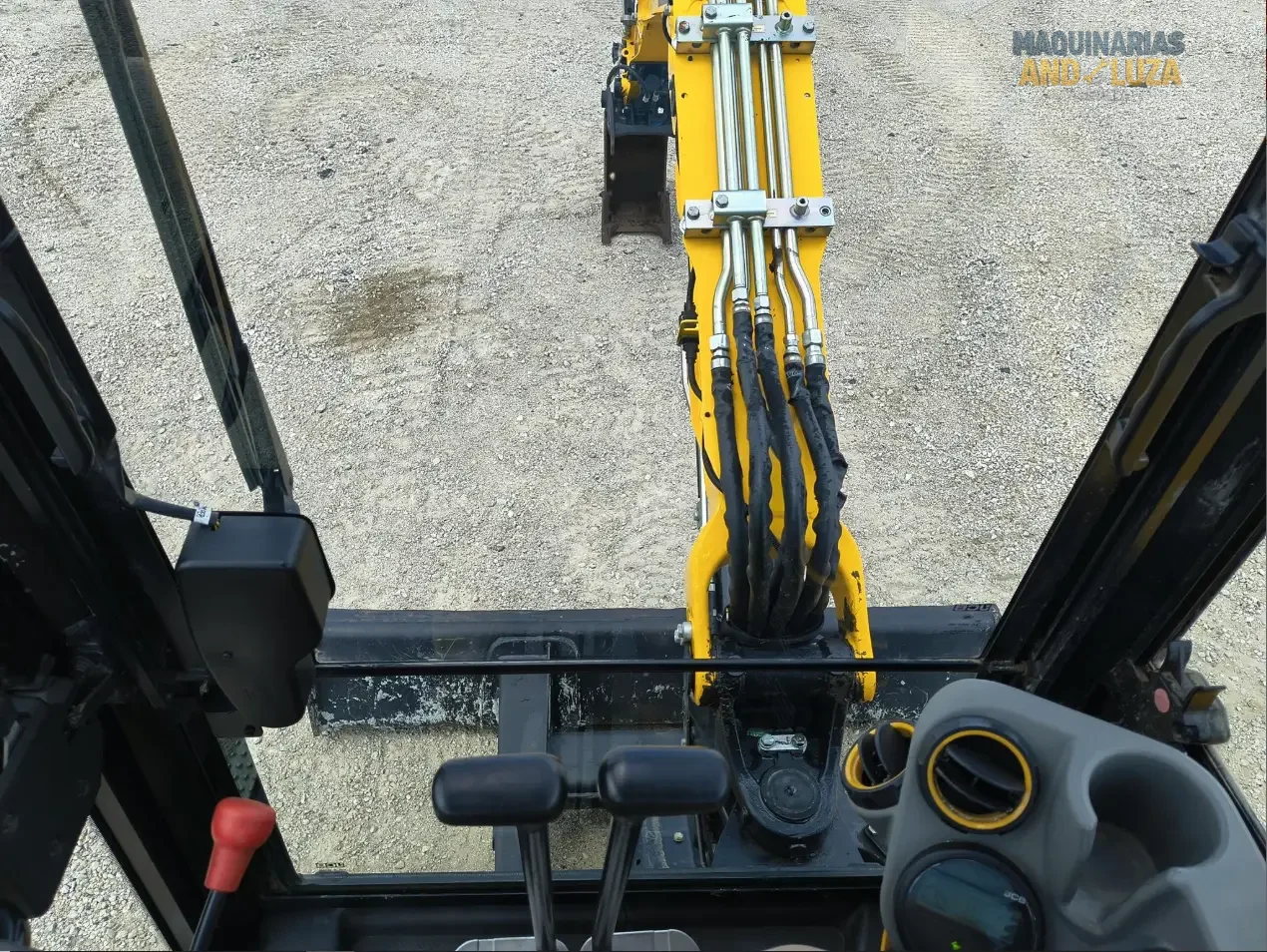 Miniexcavadora JCB 35Z-1 de 2024, 24 CV, excelente estado, versátil y potente.