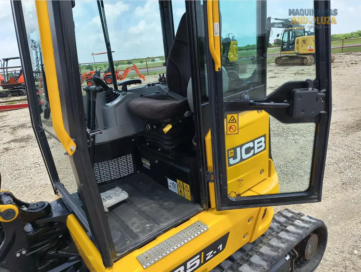 Miniexcavadora JCB 35Z-1 de 2024, 24 CV, excelente estado, versátil y potente.