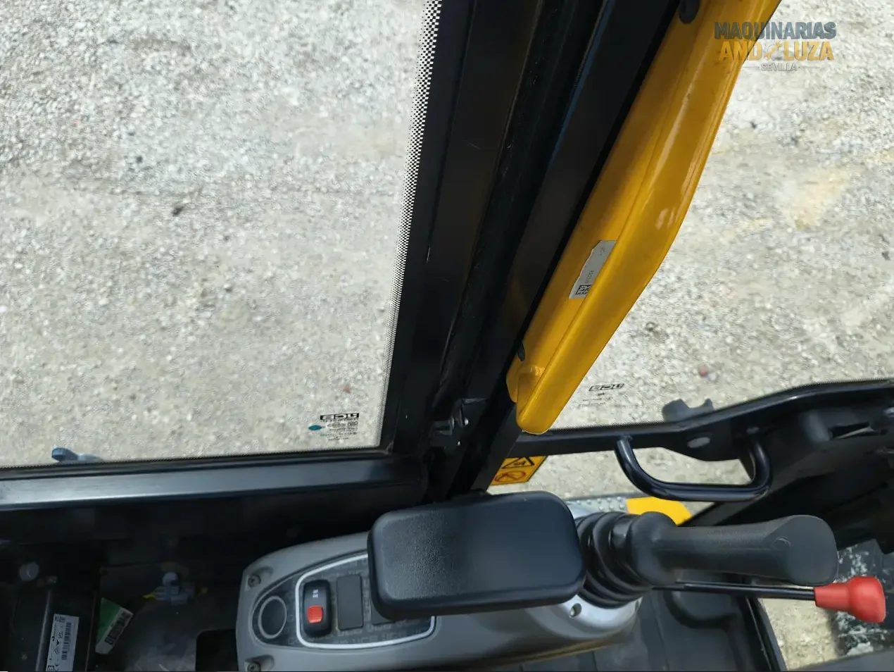 Miniexcavadora JCB 35Z-1 de 2024, 24 CV, excelente estado, versátil y potente.